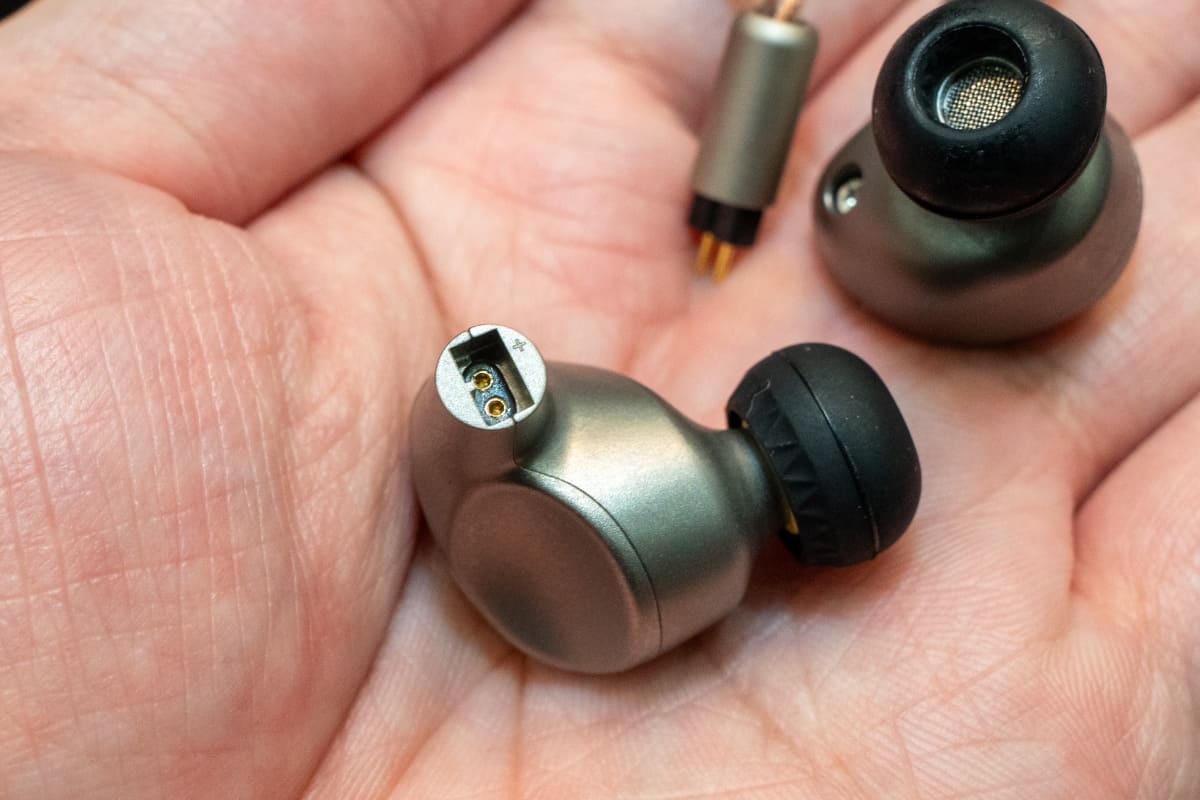 イヤフォン側のコネクタ部は2ピンがすっぽりとはまる溝を設けている