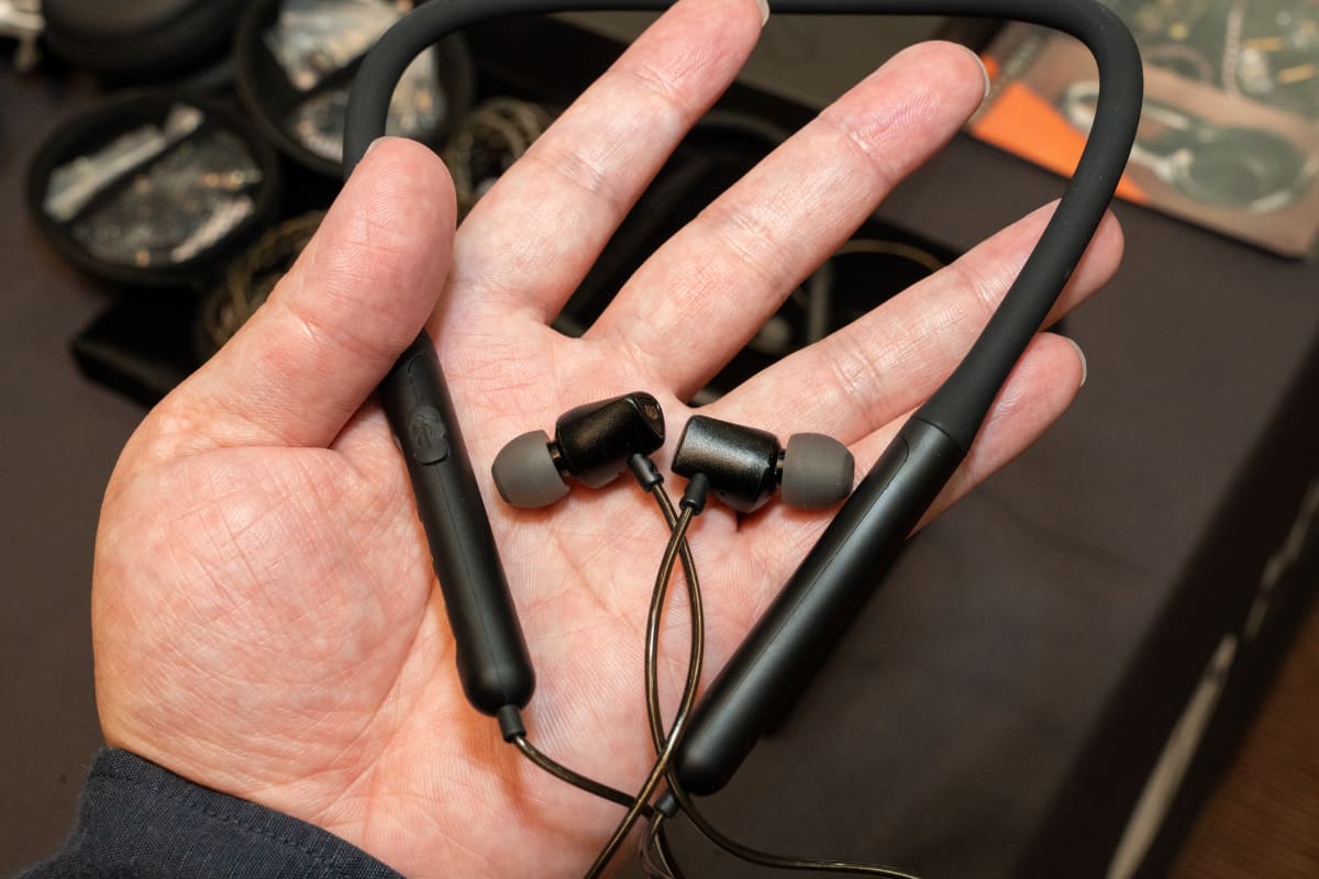 セミワイヤレスピヤホン2