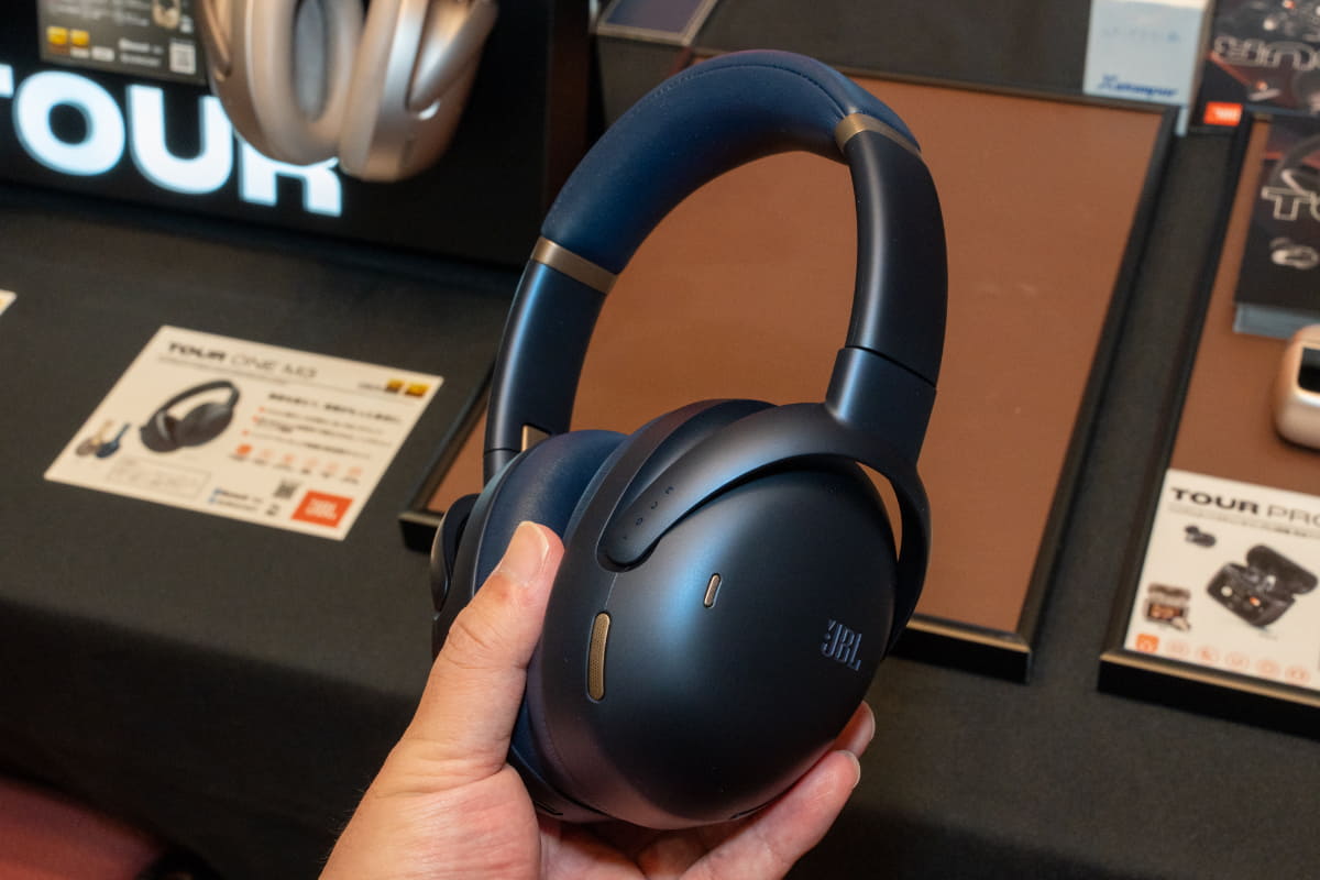 ネット販売モデルのブルーも展示されていた