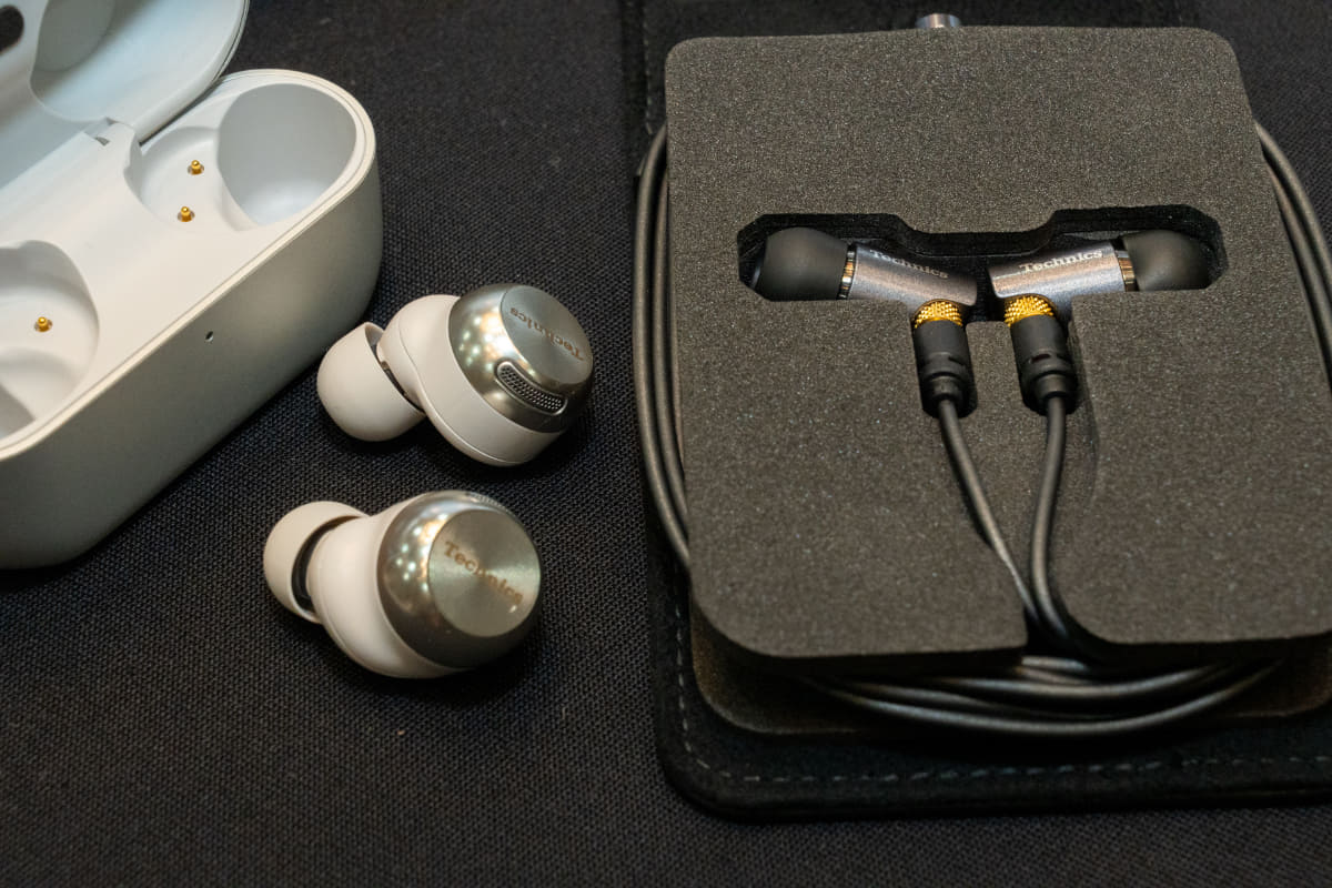 EAH-AZ100(左)とEAH-TZ700(右)