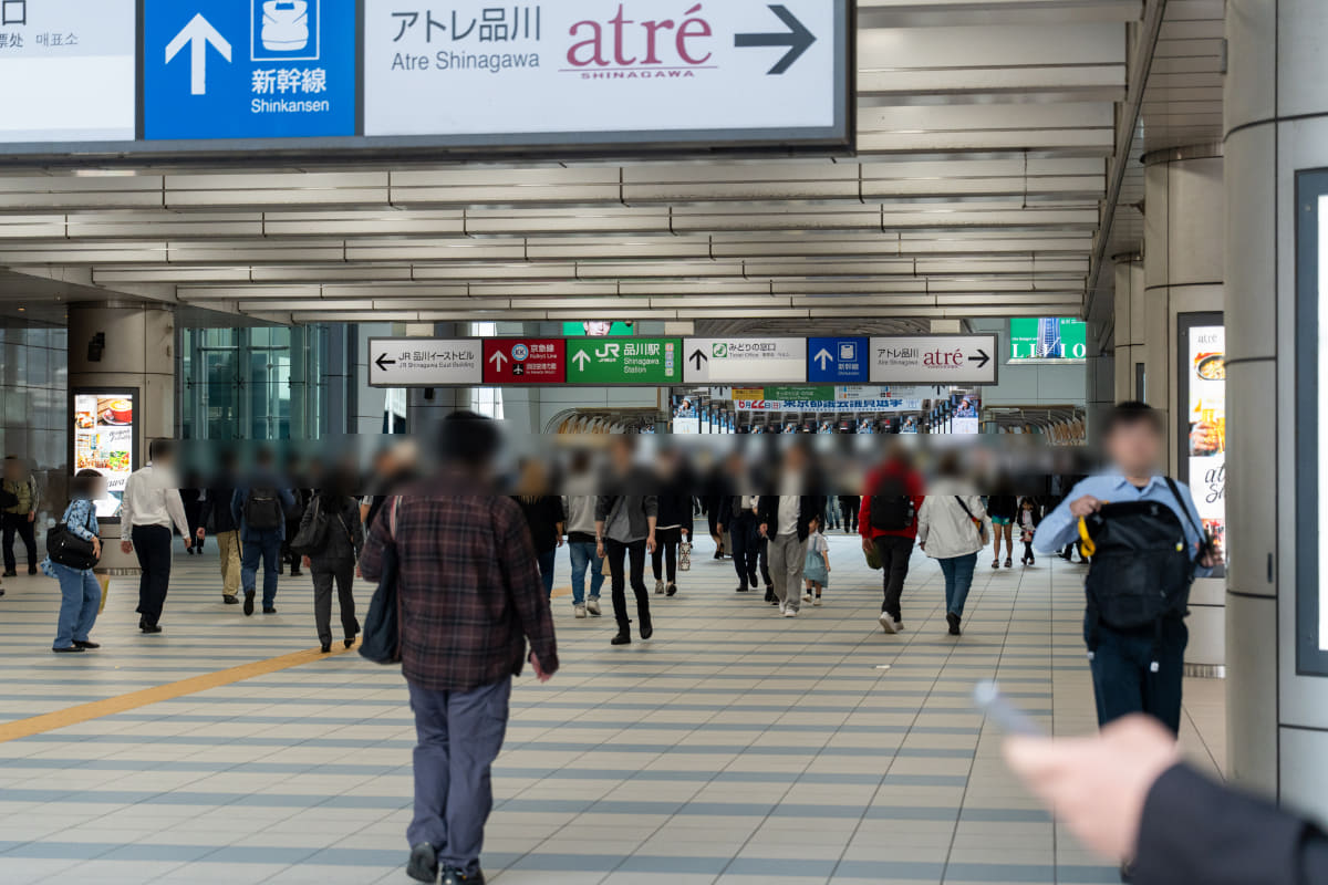 ラッシュほどではないけど、人通りは多い
