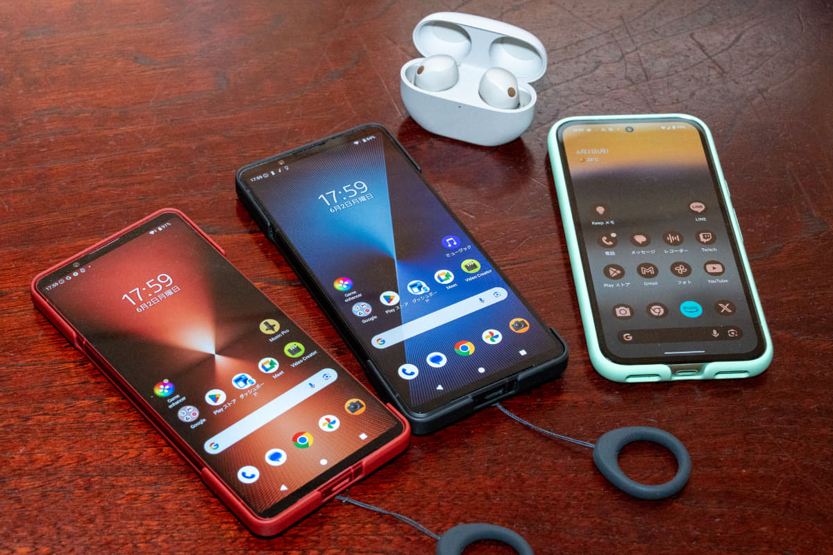 左からXperia 1 VI、Xperia 1 VII、Pixel 8a。イヤフォンはWF-1000XM5