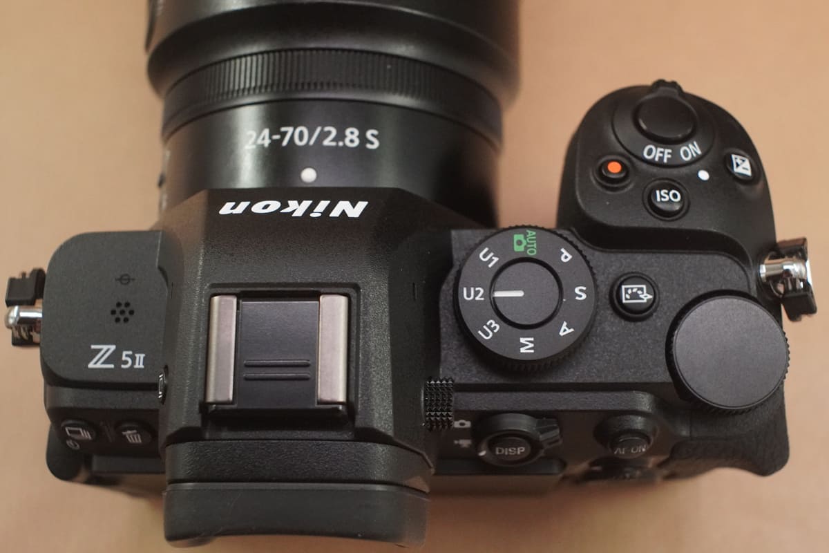 Z5IIのロゴは左肩に移動