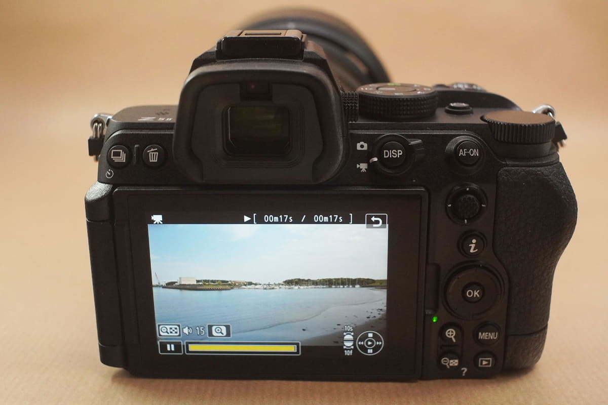 ボタン配置などはZ5と同じ