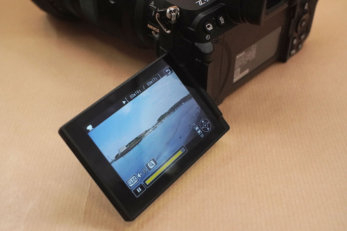 モニターは横出しのバリアングル