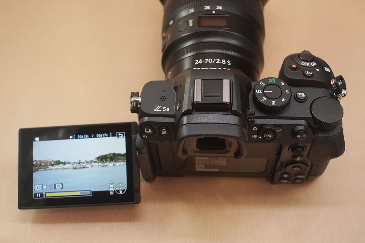 横出しのバリアングルにすると、若干左が下がる