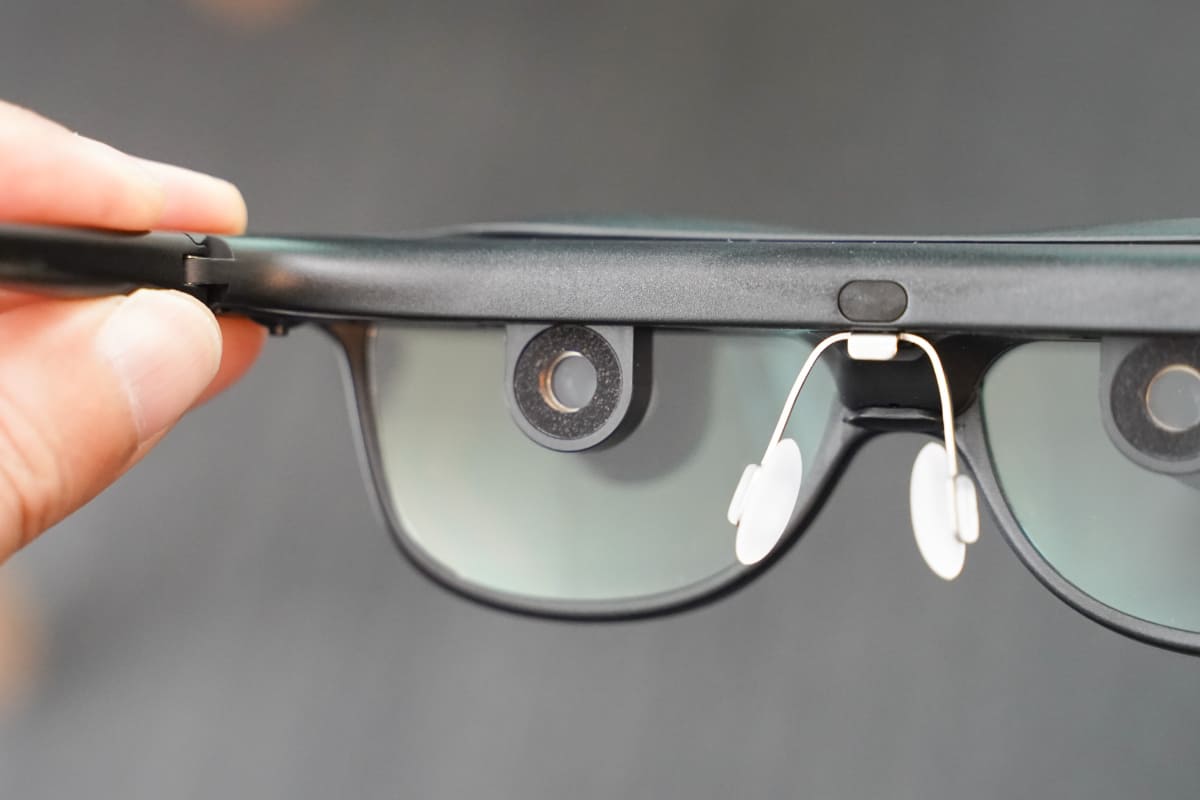 ピントを変えられる、小さな丸い特殊レンズが見える