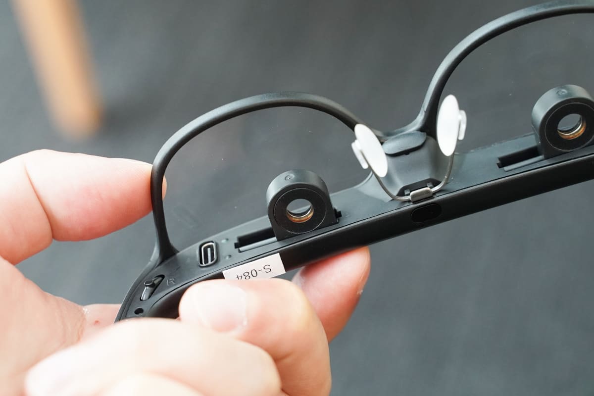 小さな丸いレンズの位置は、このように調整できる