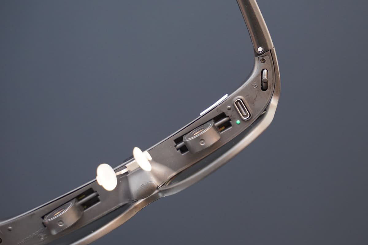 USB-C経由で充電する