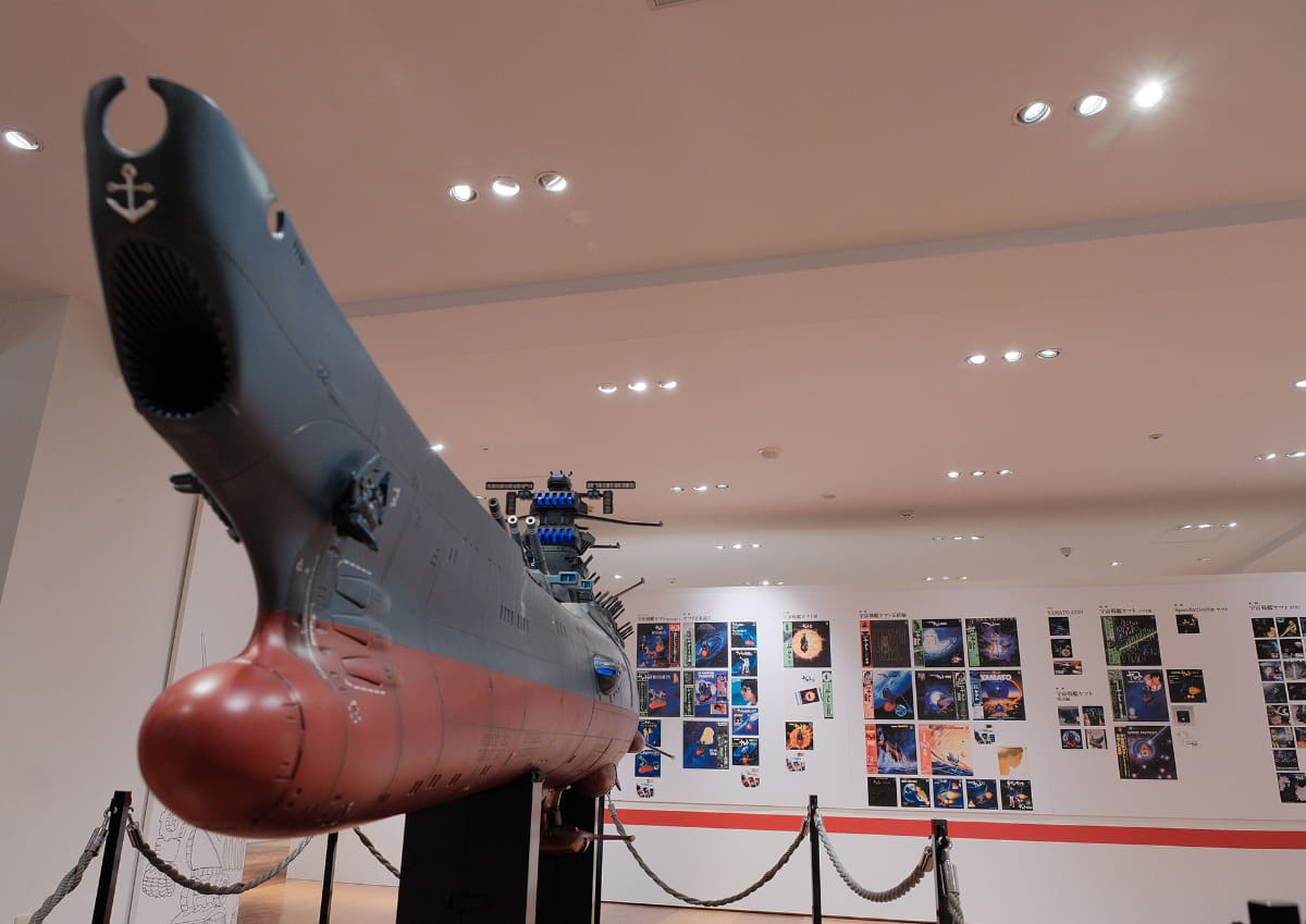 巨大ヤマト艦の模型の展示<Br><span class="fnt-70">©東北新社/著作総監修 西﨑彰司</span>