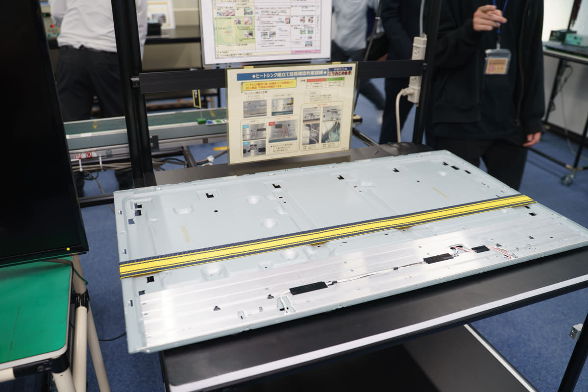 工場内には、新人訓練用の施設もある。安全面などの教育を受けた後、基板や材料の扱い方、部品の知識、治具の扱いといった知識を学び、ビス打ち、リード型取り、機構検査といった訓練も実施。それらのスキルランクを上げ、黒帯を目指す。そして、一定のスキルを習得し、現場に配置となる