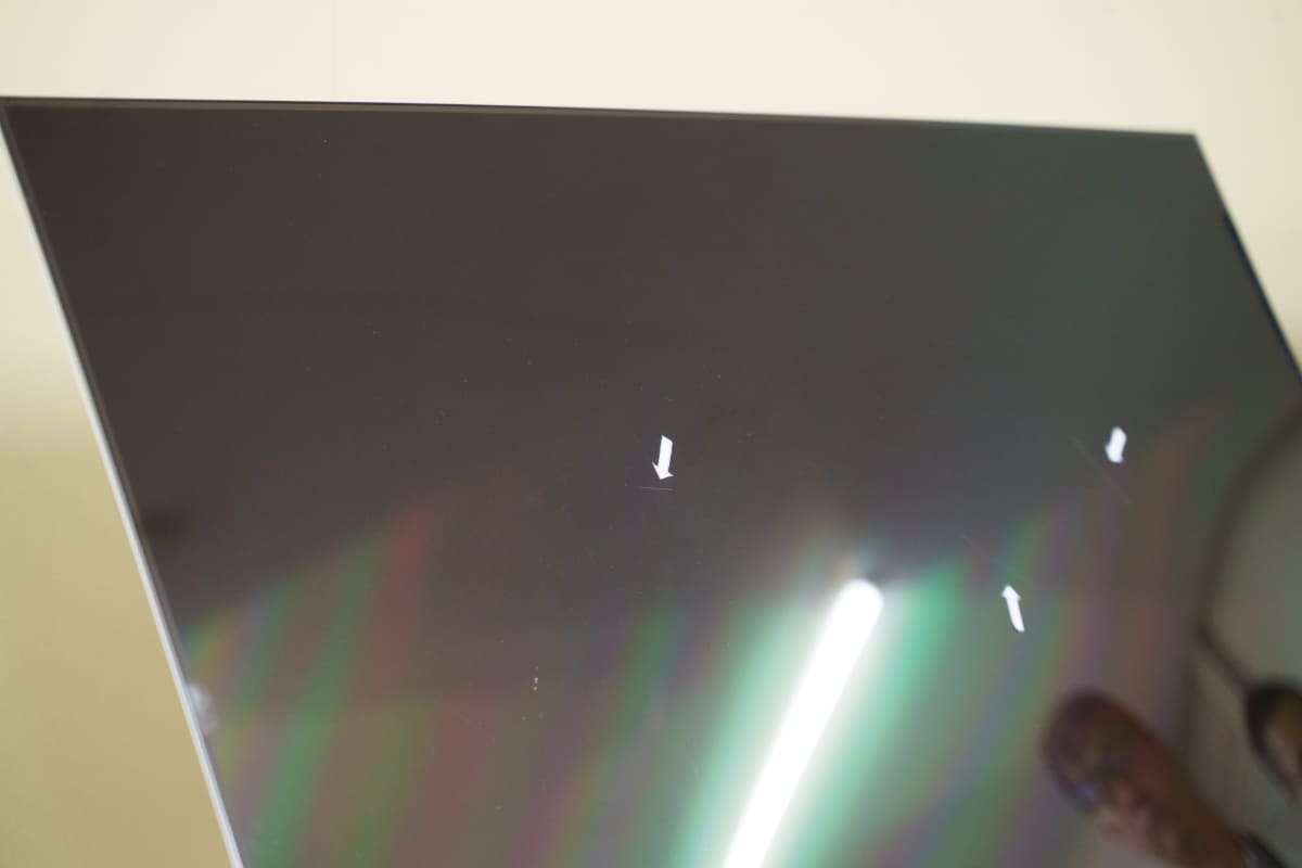 テレビの画面を細かくチェック。写真のように傷がある場合もある