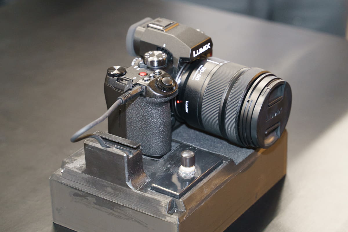 3Dプリンターで作られた検査用の台に固定し、性能をチェック