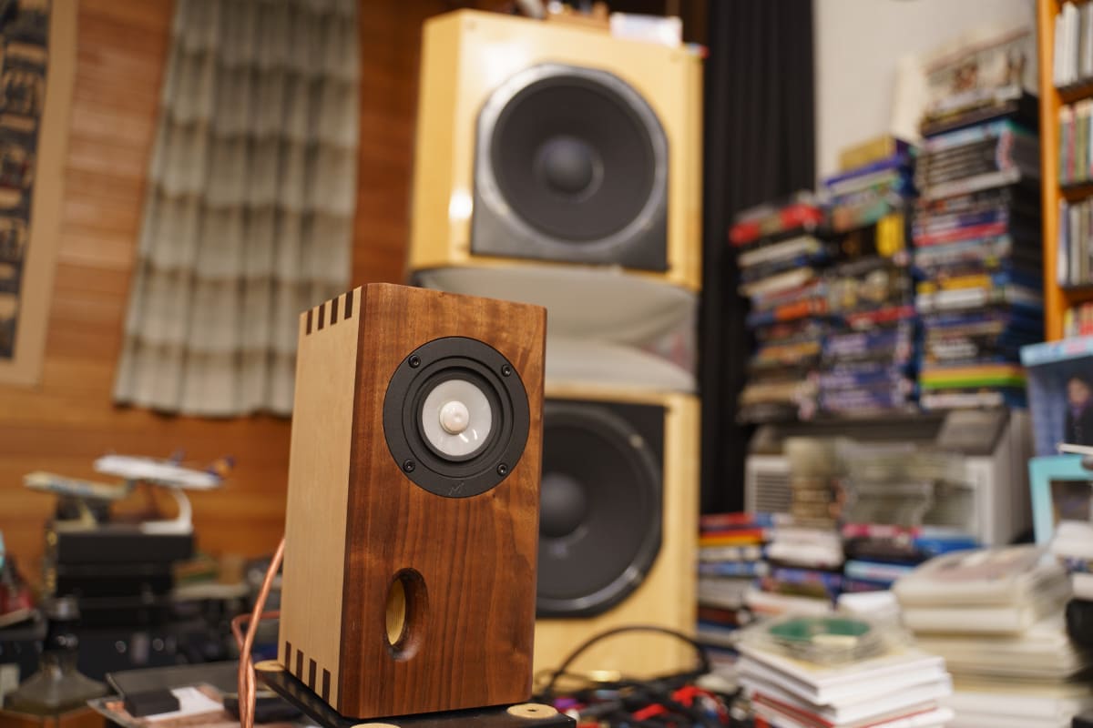 ガラス振動板スピーカー「Alpair 5G」。奥は麻倉怜士愛用のJBL「K2 S9500」