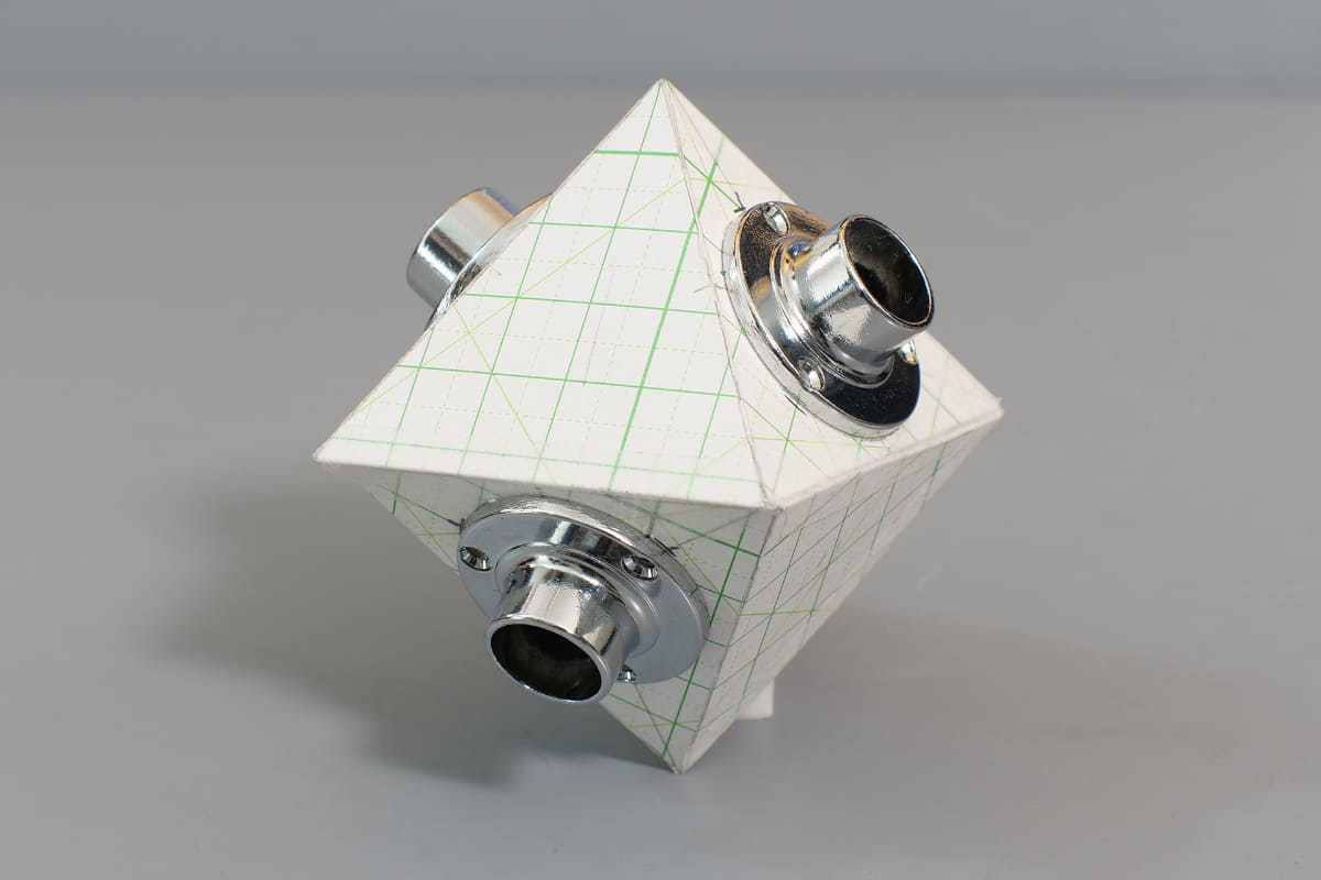 紙で正八面体を作って検証すると、方向性の要件を満たしていた