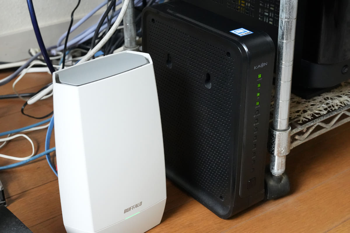 ケーブルテレビ会社のモデム兼ルーターと、そのLANポートに接続したバッファローのWi-Fi親機「WNR-5400XE6」