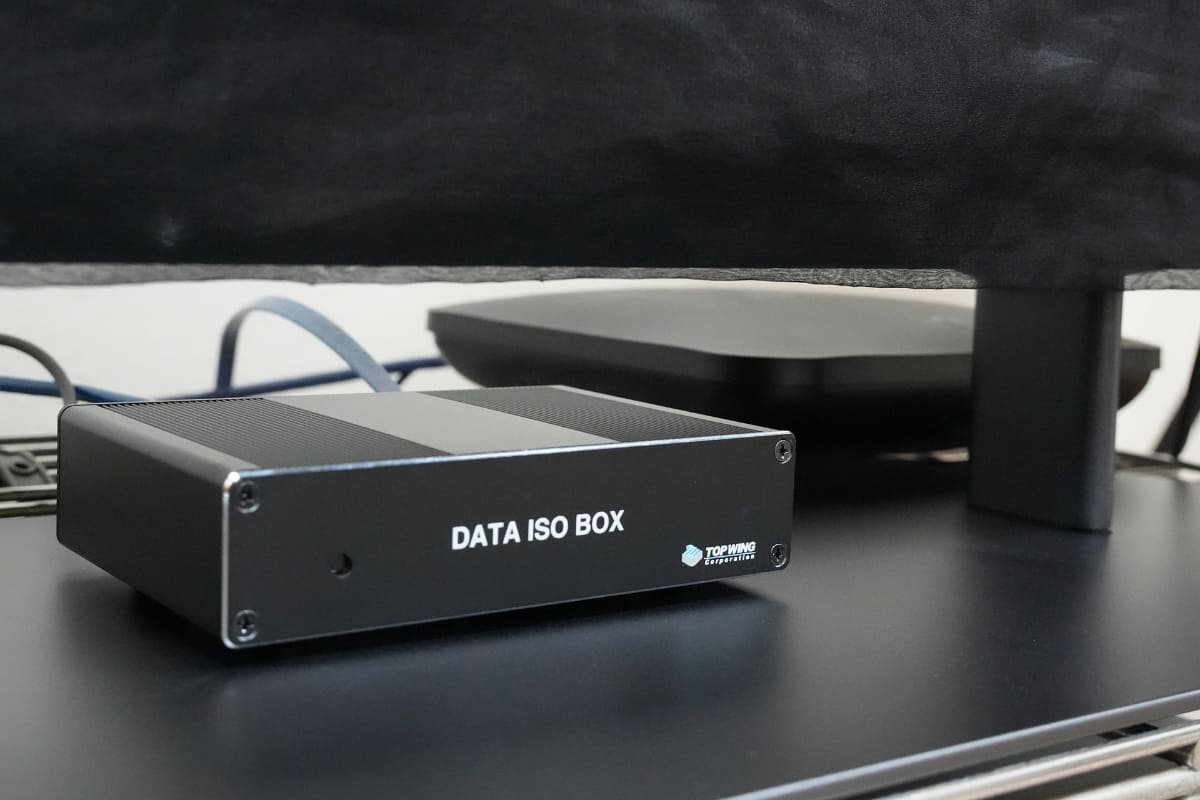 DATA ISO BOXの天板には、2箇所にヒートシンクが配置されている