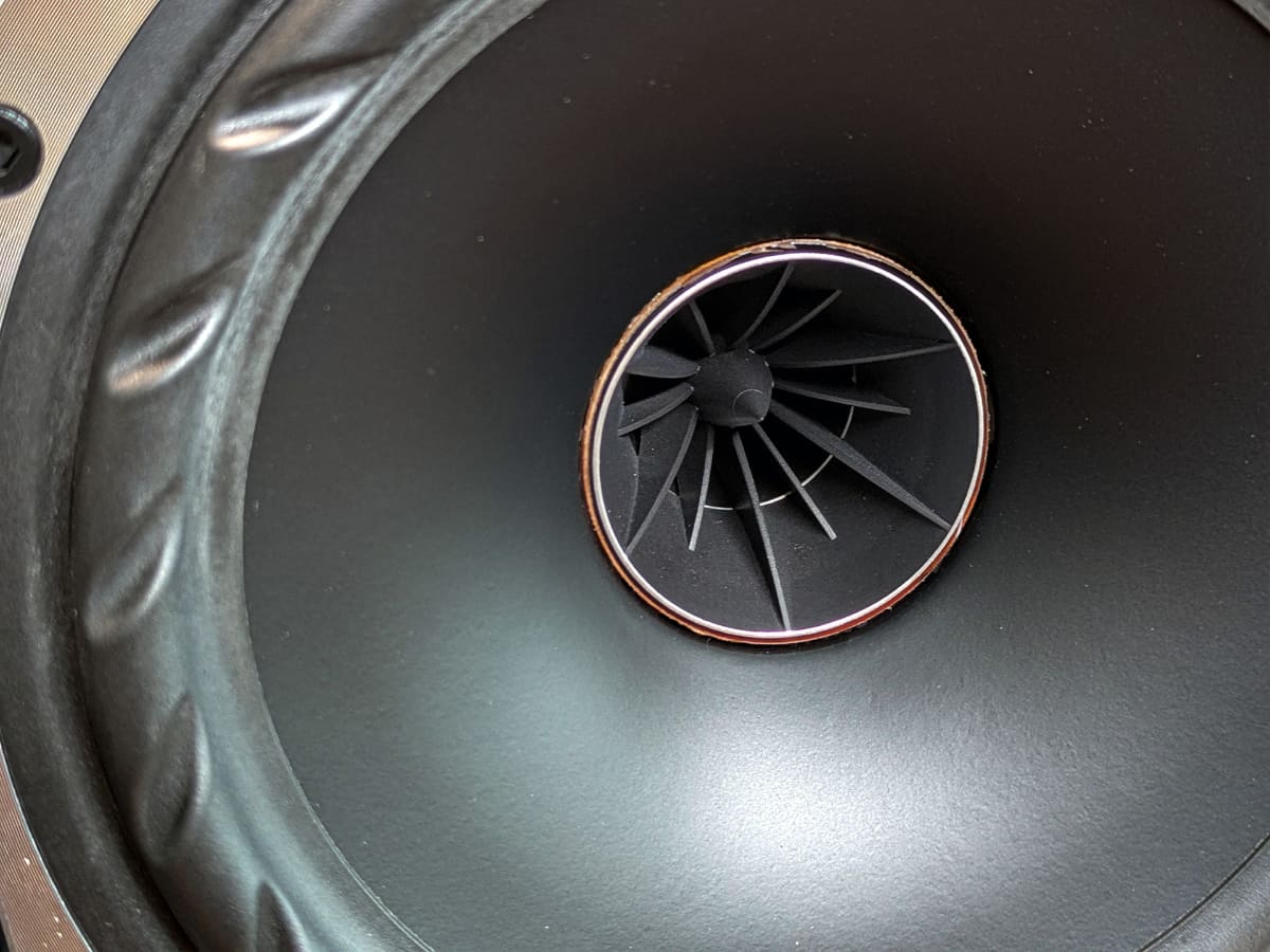 同軸型スピーカーの利点である位相特性を生かしつつ、ワイドな指向特性を備えたドライバー「ISOFLARE」(アイソフレアー)