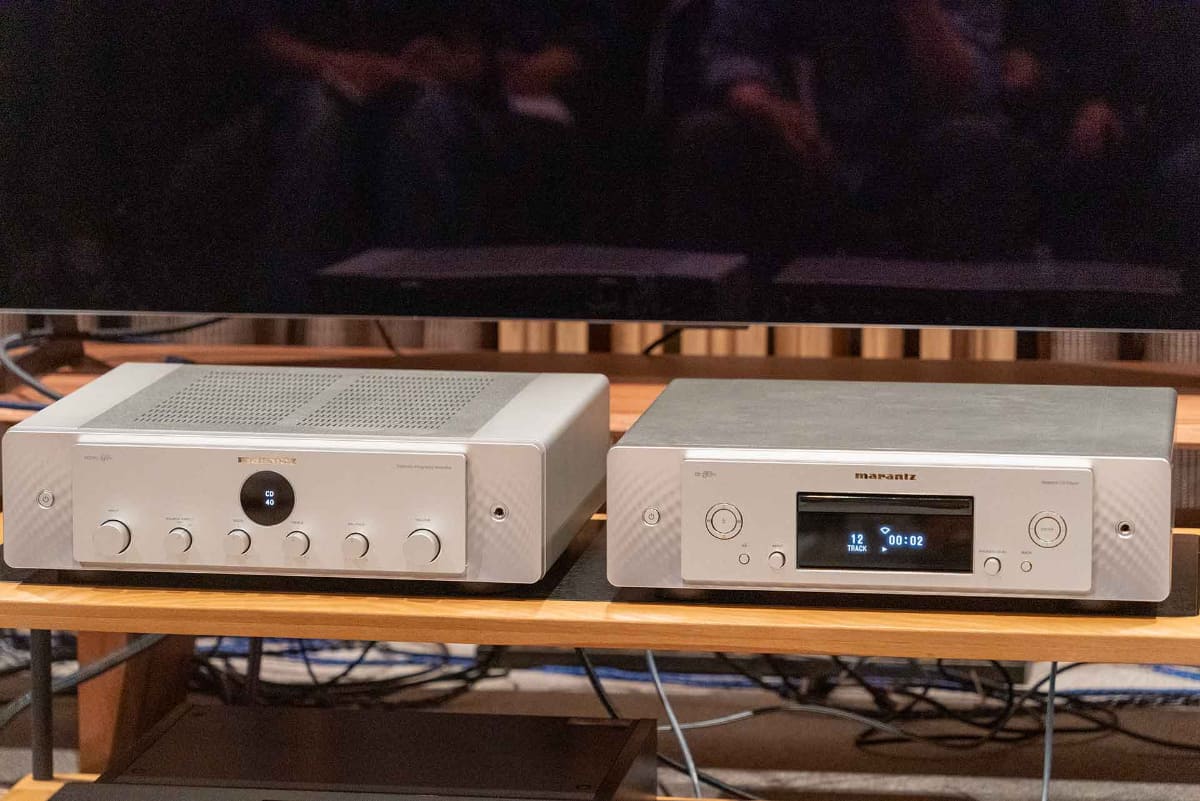 アンプはマランツ「MODEL 40n」(左)、プレーヤーはマランツ「CD 50n」(右)を使用した