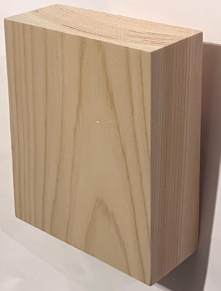 写真は桧の板。上向きの年輪が見えている面が「木口」。幅広の面でタケノコのような曲線が見えているのが「板目」。年輪を同芯円とみなすと、おおむねその接線方向に裁断した垂直断面だ。そして側面の縦縞がほぼ平行に見えるのが「柾目」。これは、おおむね年輪の中心軸方向の線で裁断した垂直断面。あるいは、板目に対して直角や鋭角で断ち切った断面ともいえる