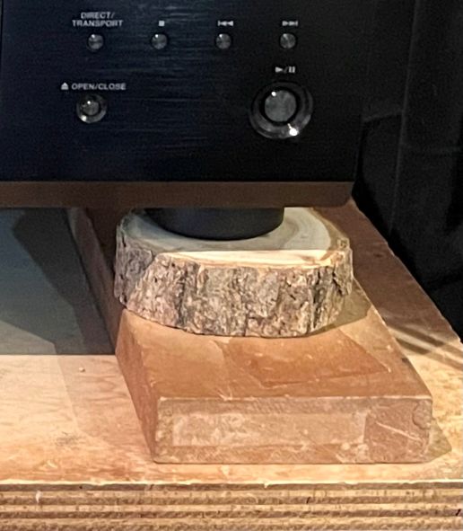 筆者宅のUHD BDプレーヤ－の脚部