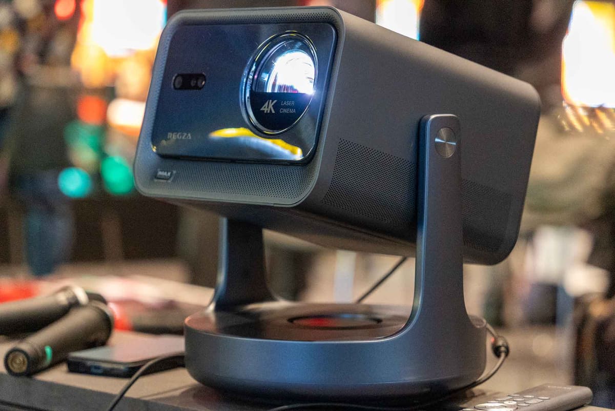 発表会のスライド投影にはTVS REGZAのプロジェクター「RLC-V7R MAX」が使われていた