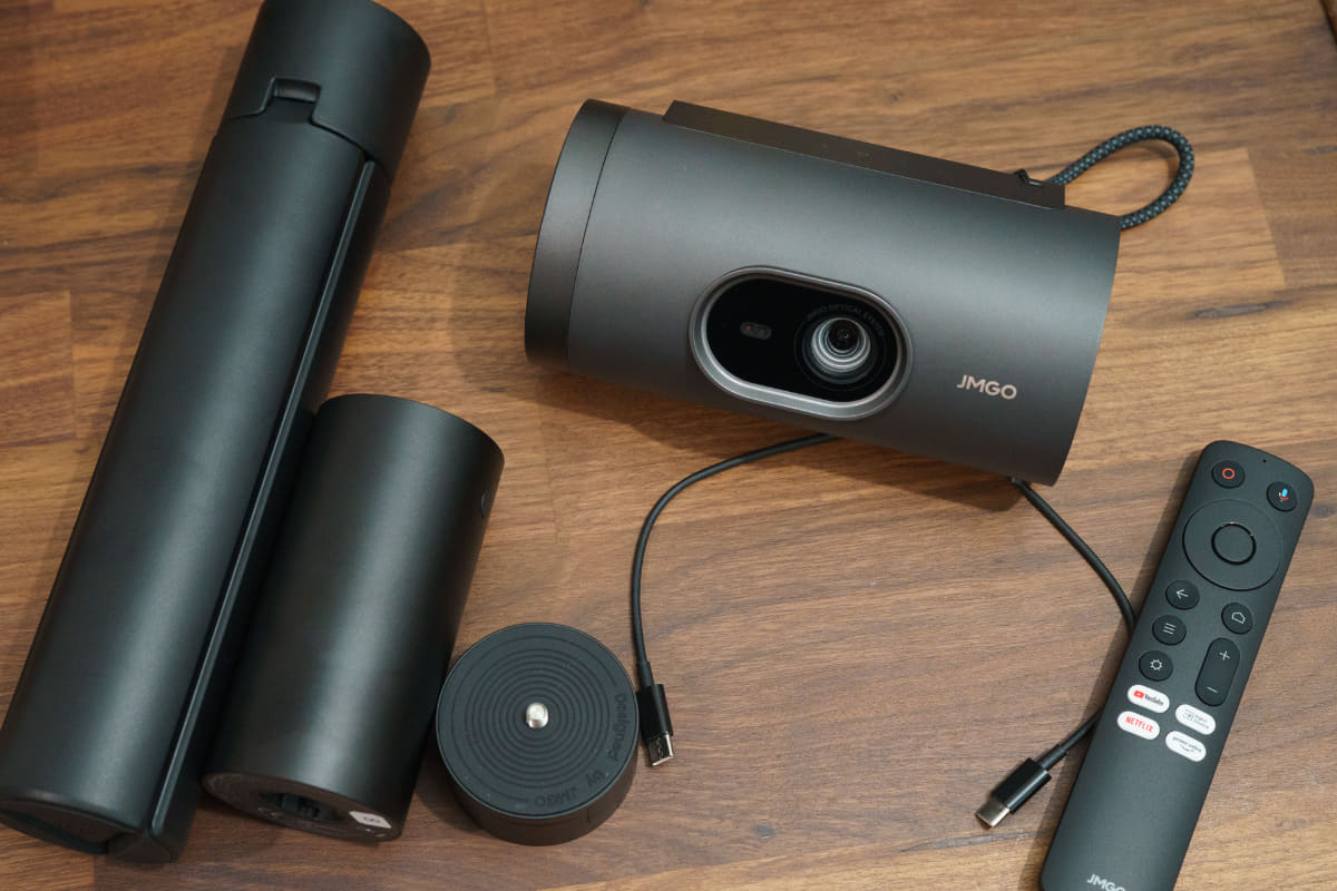 左から三脚型のスタンド、バッテリー、プロジェクター本体