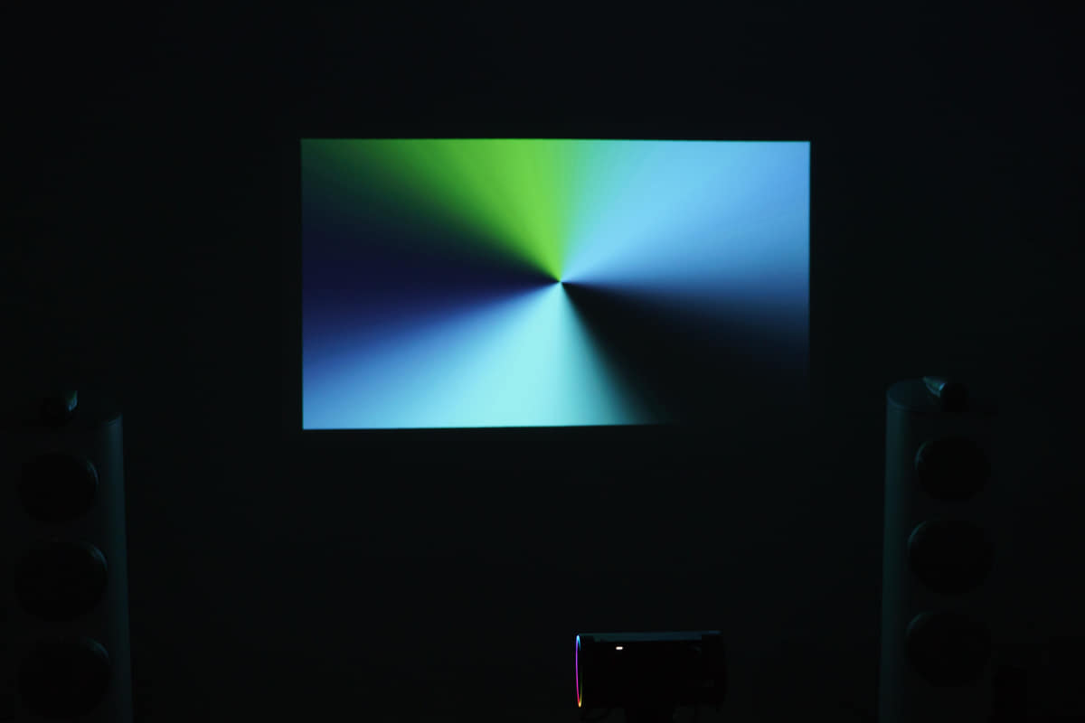 移り変わる色の映像を表示して