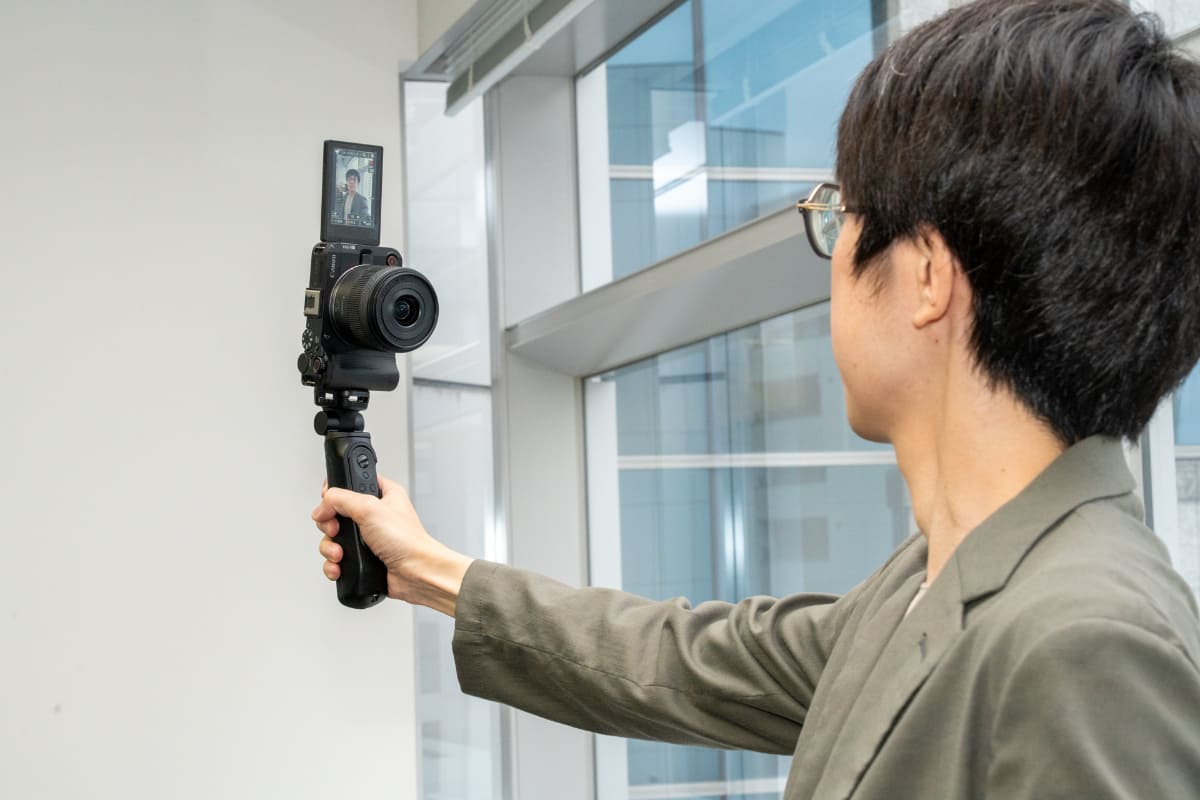 縦位置で使える三脚ネジ穴を搭載したのも特徴のEOS R50V
