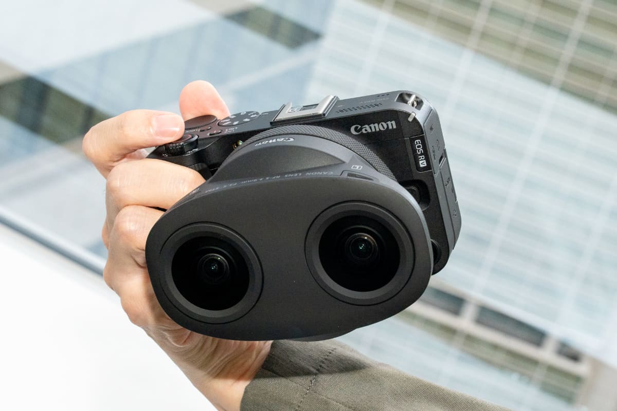 VRレンズを装着したEOS R50V
