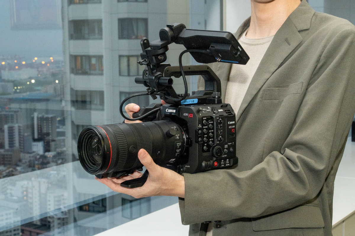 さらに上位の「EOS C400」。もうミラーレスカメラっぽさはなくなっている