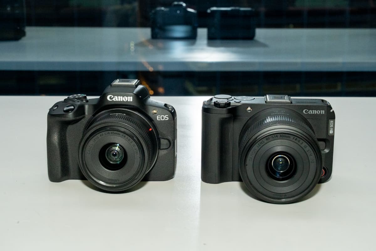 EOS R50(左)とEOS R50 V(右)。R50 Vは動画撮影のために完全新規でボディ設計されている