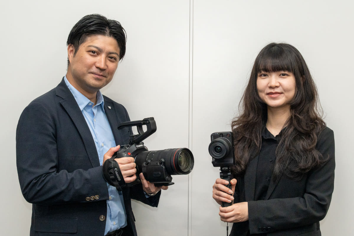 キヤノンのカメラ製品に搭載される動画機能を統括する矢作大輔氏(左)、EOS R50 Vの製品担当 野口理加氏(右)