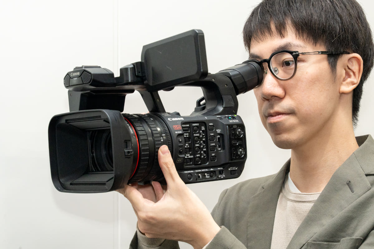 撮影したい映像によっては、レンズ一体型でピントの合った映像が撮りやすい業務用デジタルビデオカメラ(ディレクターズカメラ)という選択肢も