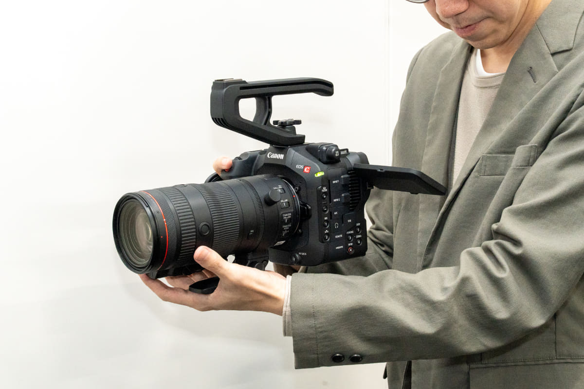 「EOS C80」。ミラーレスカメラを大きくした感じ
