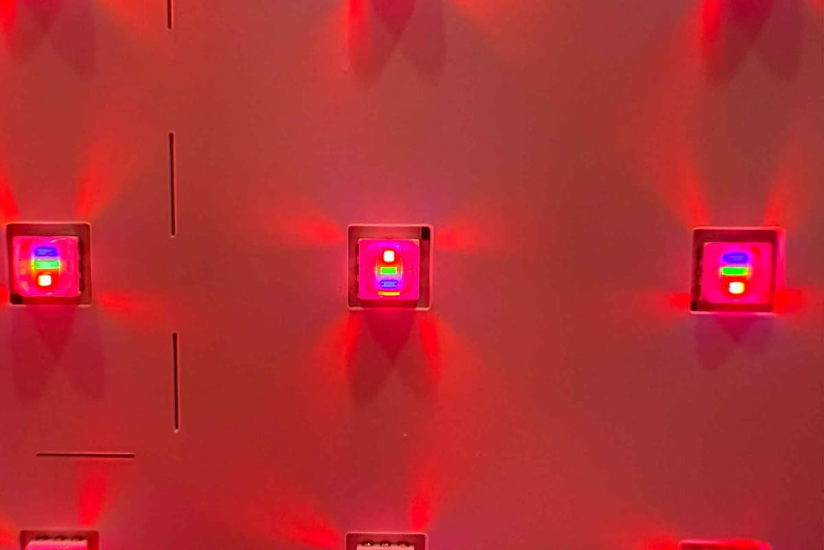 赤・緑・青の各色が独立発光するミニLEDをバックライトとして使用する。写真は技術展示用のデモ機