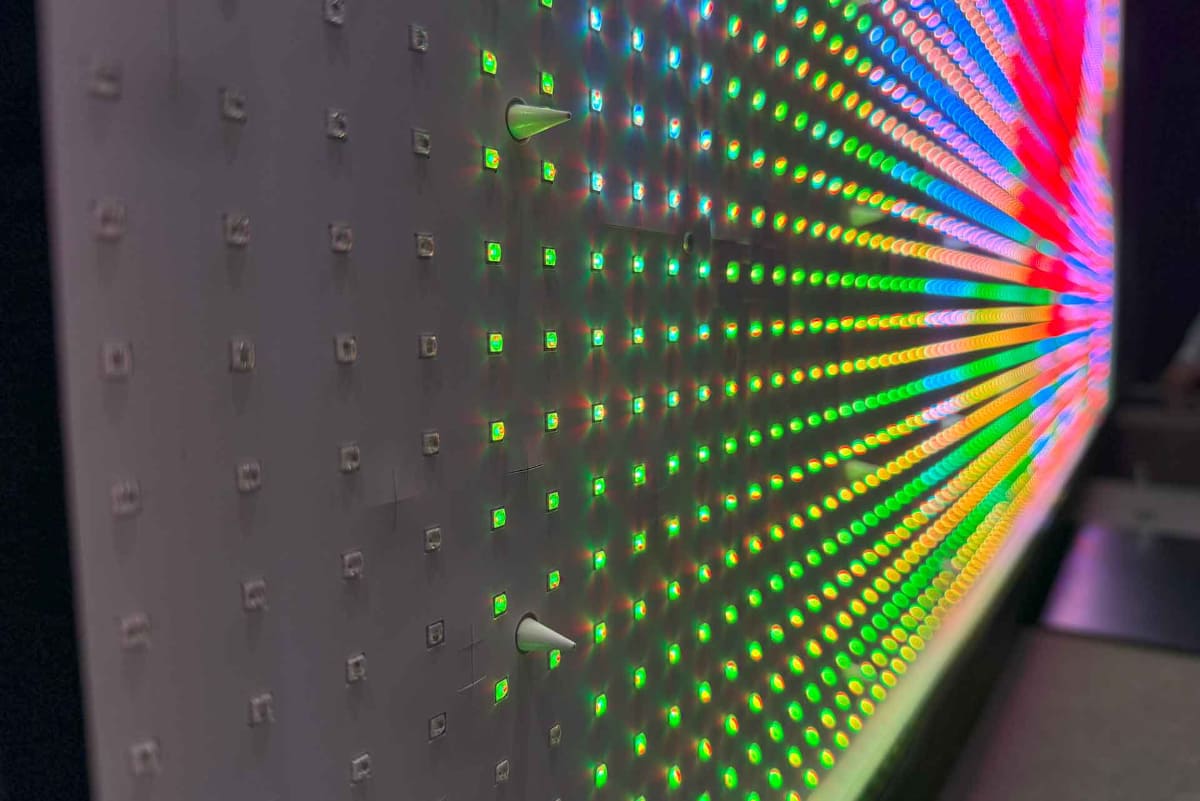 参考展示されたRGBミニLEDのデモ機。開発中の116型レグザとはミニLEDの数やエリア分割数などが異なる