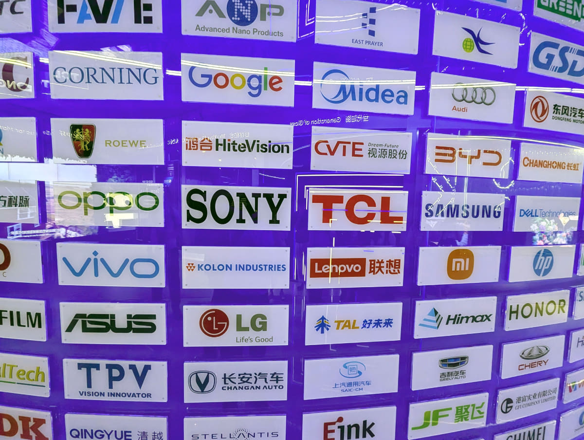 パネルの供給先として「SONY」の名前も。ロゴに長体がかかっているのはご愛敬(笑)