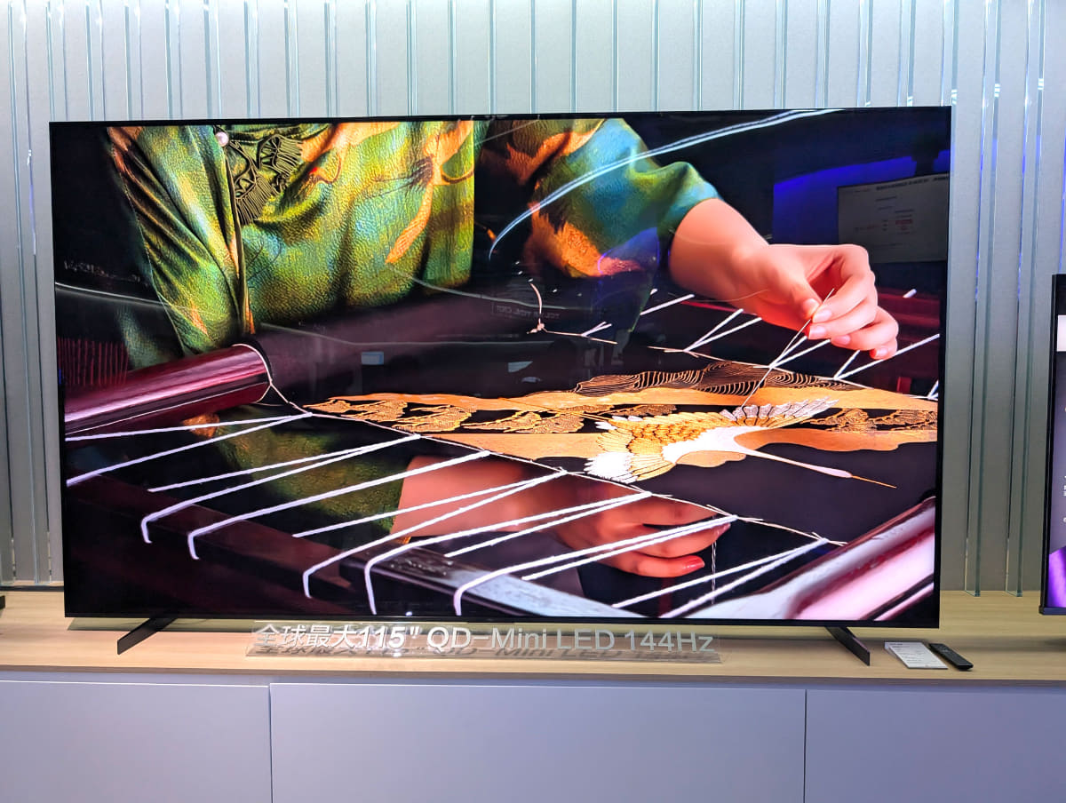 量子ドット搭載115型4KミニLEDパネル