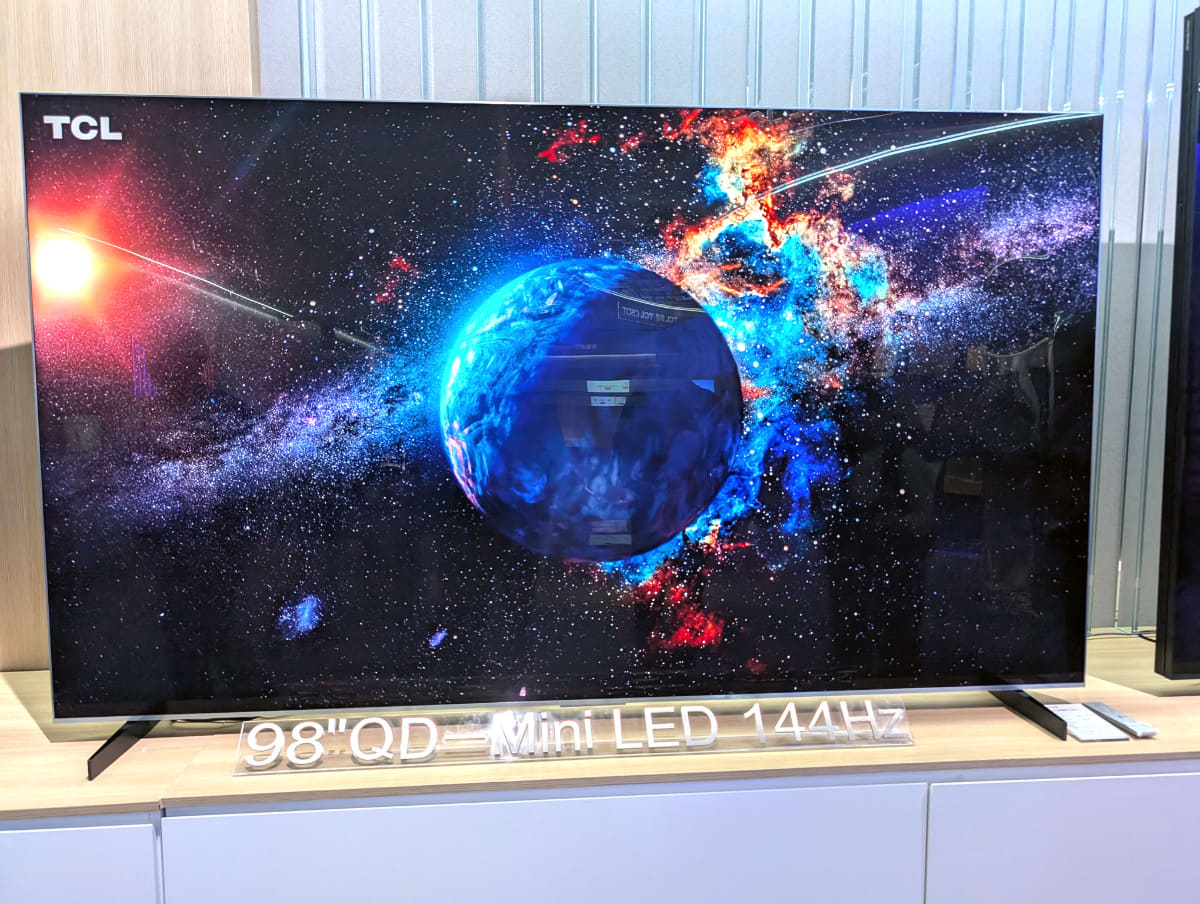 量子ドット搭載98型4KミニLEDパネル