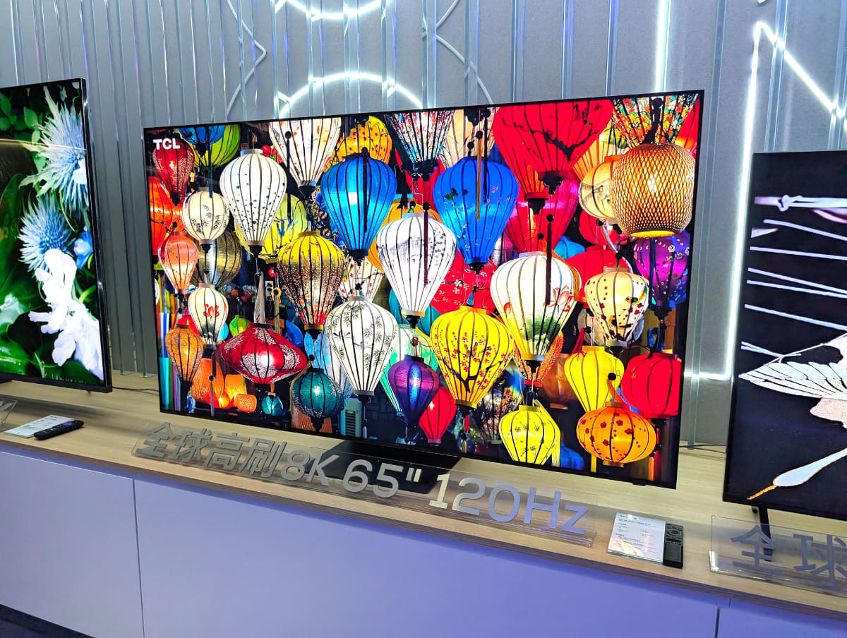 65型8K解像度の液晶パネル