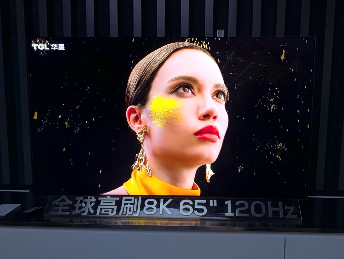 65型8K解像度の液晶パネル