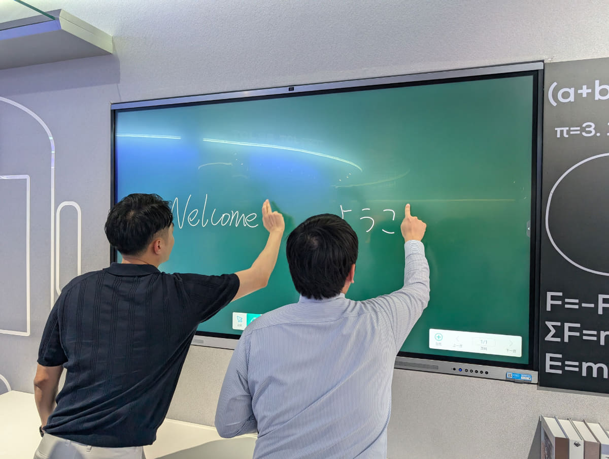 中国の学校などで採用されているという電子黒板も製造している