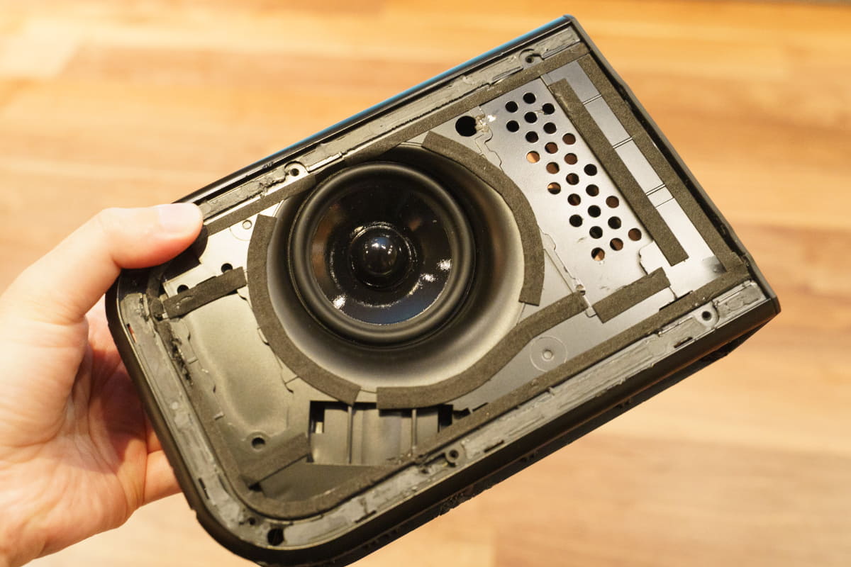 分離したリアスピーカーに搭載するユニットが増え、よりレンジの広い音を再生できるようになった