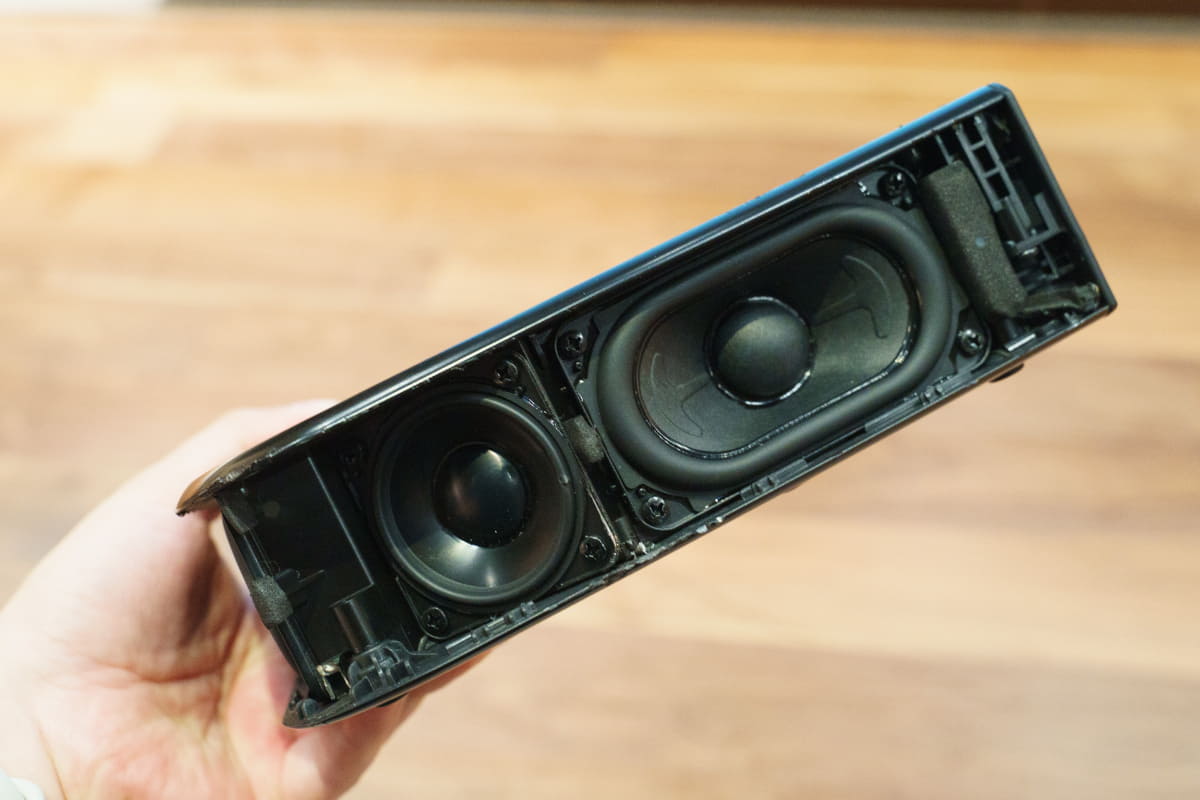 分離したリアスピーカーに搭載するユニットが増え、よりレンジの広い音を再生できるようになった