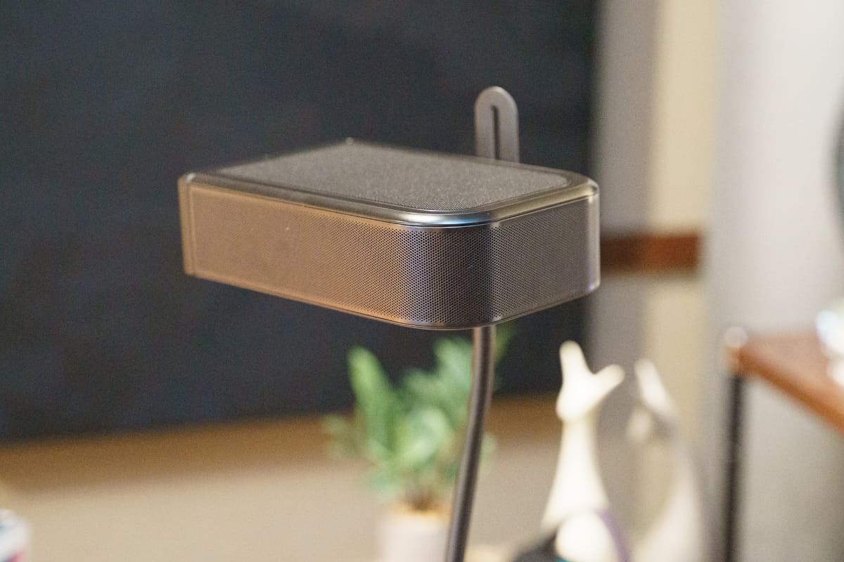 分離して背後に設置できるリアスピーカー