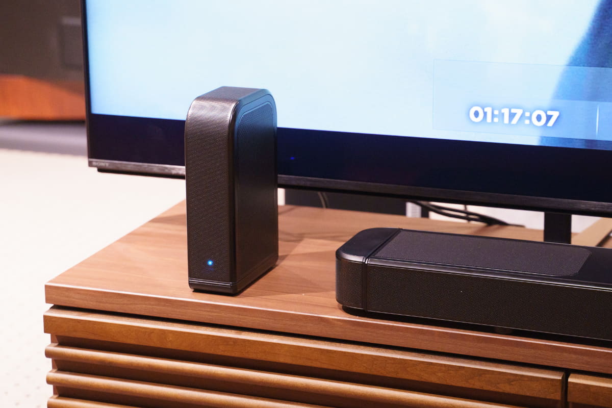 リアスピーカーだけを、小さなBluetoothスピーカーとして使うこともできる。2台でステレオ再生も可能だ