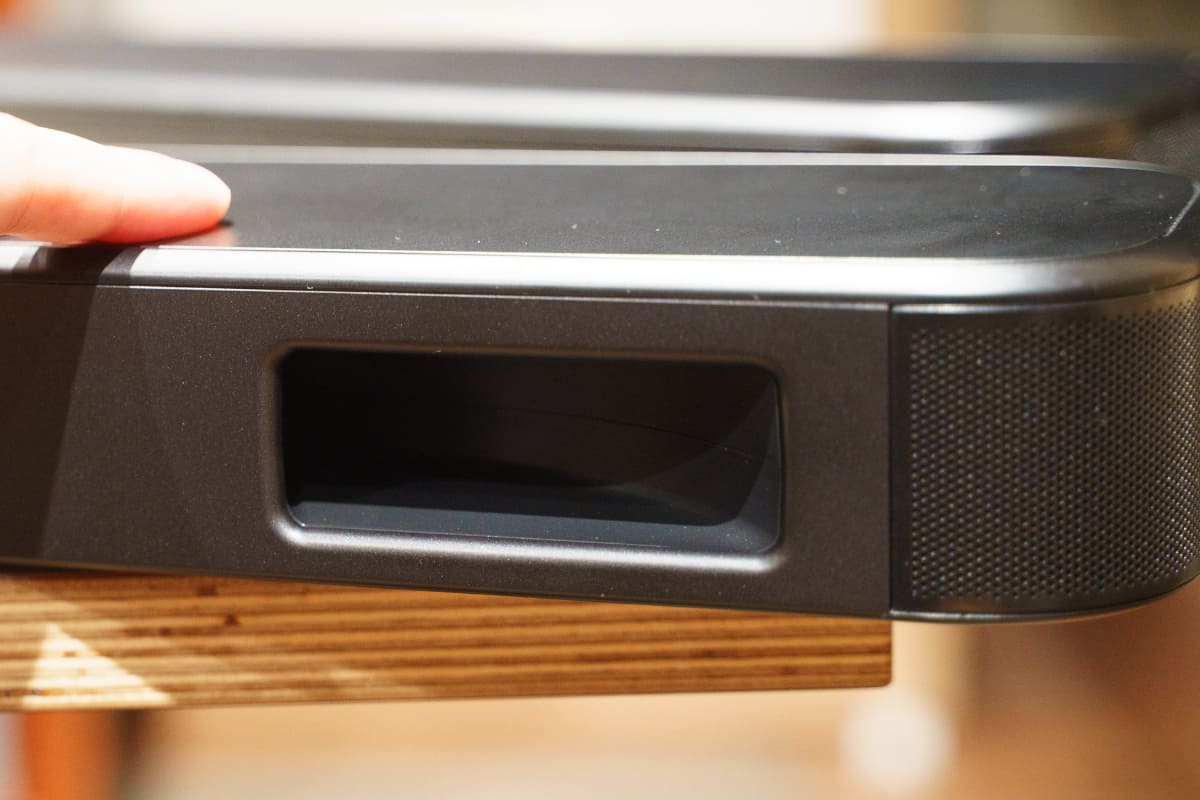 背面のバスレフポートがデュアルになった