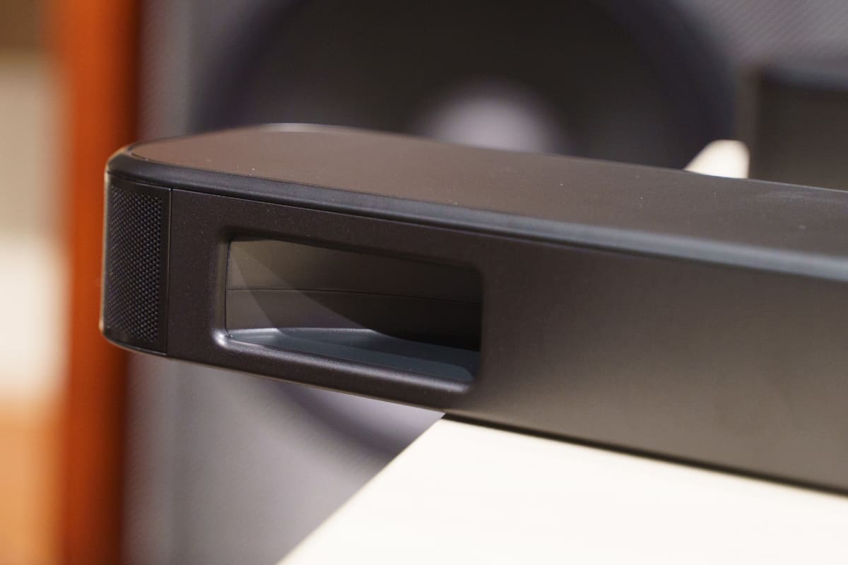 背面のバスレフポートがデュアルになった