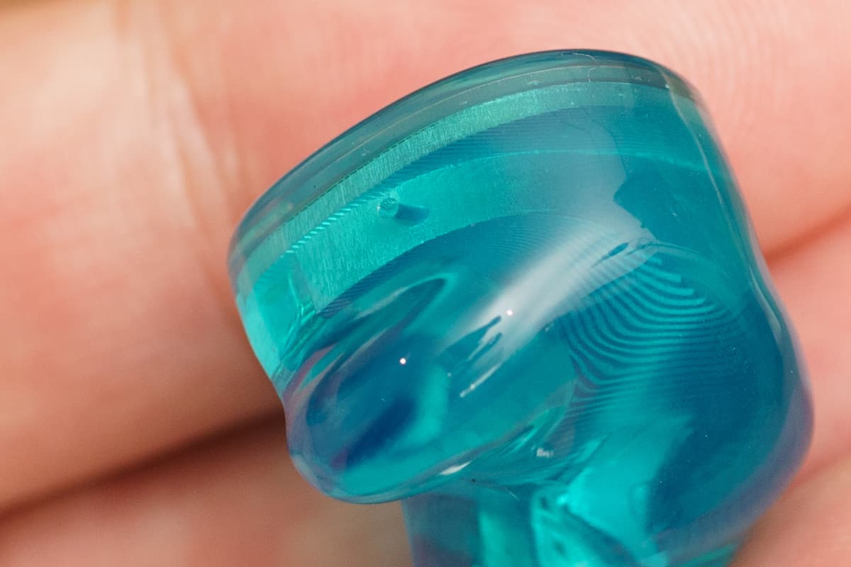 キャビティ後部に穴が開いており、その穴がシェルも貫通している